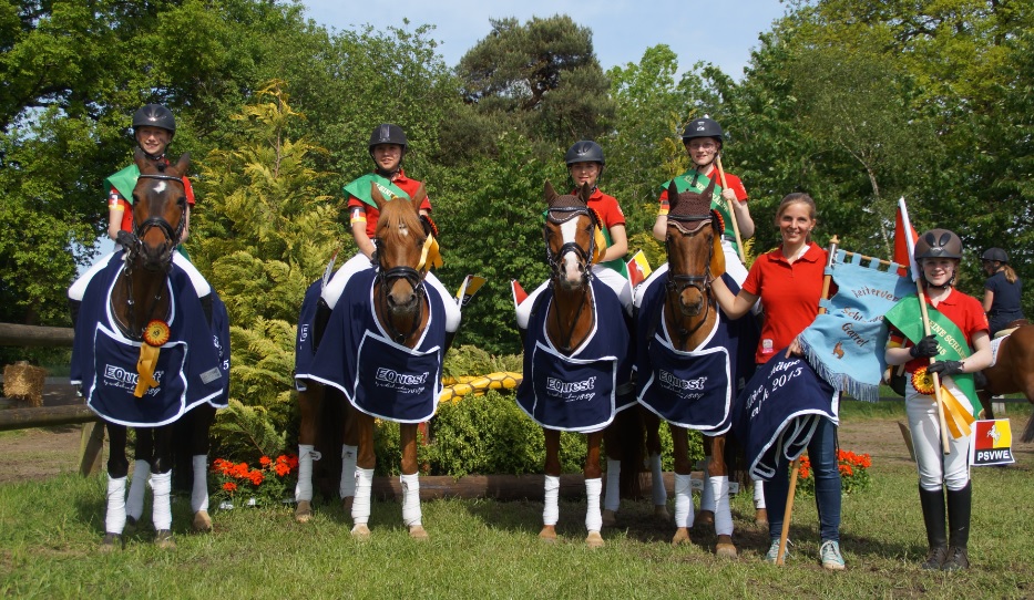 Das Sieger-Team vom Schlaggenhof: Leona Dierkhüse auf Hurricane, Lena Reudink auf Dana, Hannah Meiners auf Betty, Antonia Withake mit Campina, Trainerin Lisa kl. Lamping und Jette Deeken